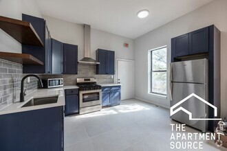 Building Photo - 648 N Damen Ave