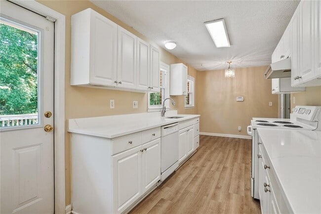 Building Photo - 2416 Lakewood Dr NW