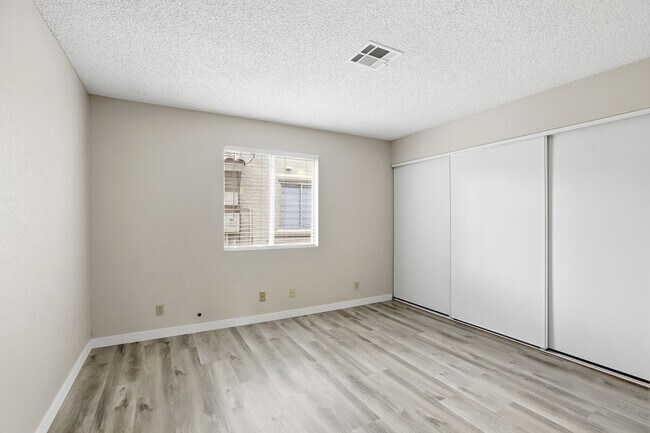 Building Photo - 2 bed, 2 bath Condo Right outside of Summerlin!