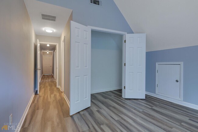 Building Photo - 528 Emily Pl NW