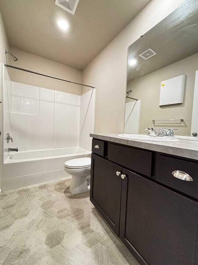 Building Photo - Wonderfully maintained Sunrise Townhome