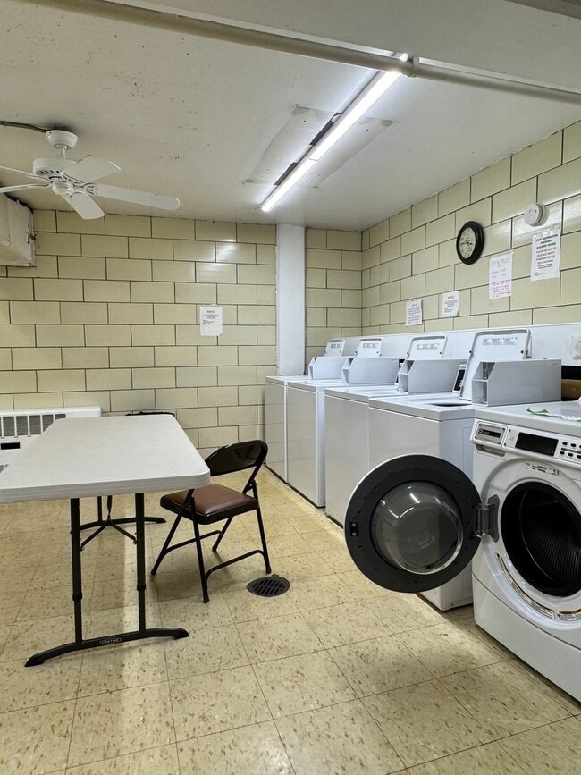 Building Photo - 201 S Maple Ave