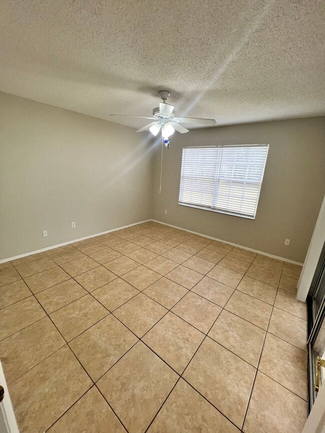 Building Photo - COZY 3 BEDROOM, 2 BATH HOME WITH TILE & LAMINATE THROUGHOUT, PRIVATE SCREENED PATIO