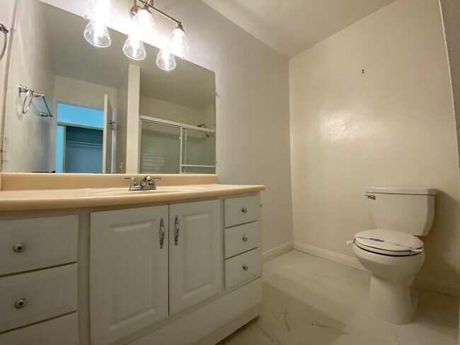 Building Photo - Spacious 2 Bedroom/ 2 Bath in the Highly D...