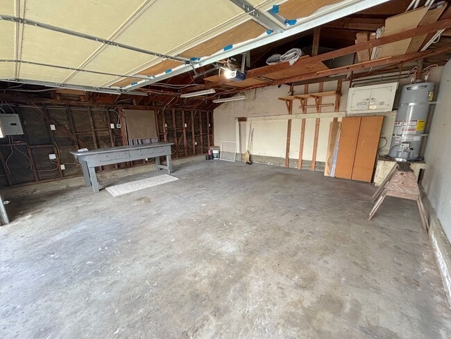 Building Photo - 3 bedroom home in Lakewood available now