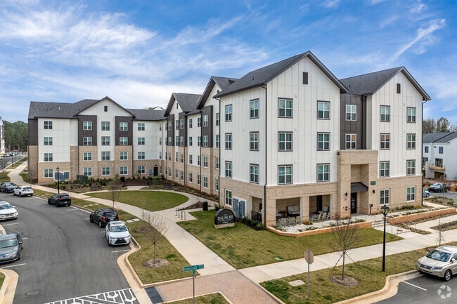 Building Photo - Balmore at Ballantyne