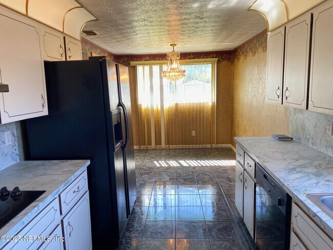 Building Photo - 1120 Bluehill Dr N