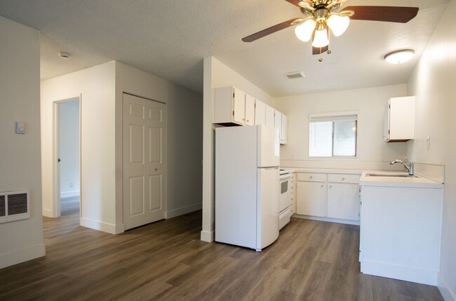 Building Photo - FREE RENT + Bonus $$$: Nicely Updated Top Floor Corner 2-Bdr Near OHSU w/Private Balcony!