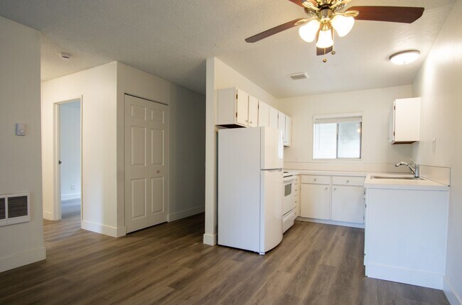 Building Photo - FREE RENT: Nicely Updated Top Floor Corner 2-Bdr Near OHSU w/Private Balcony!