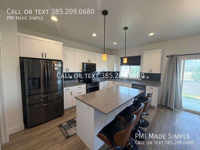 Building Photo - 3621 Sparrow Ln