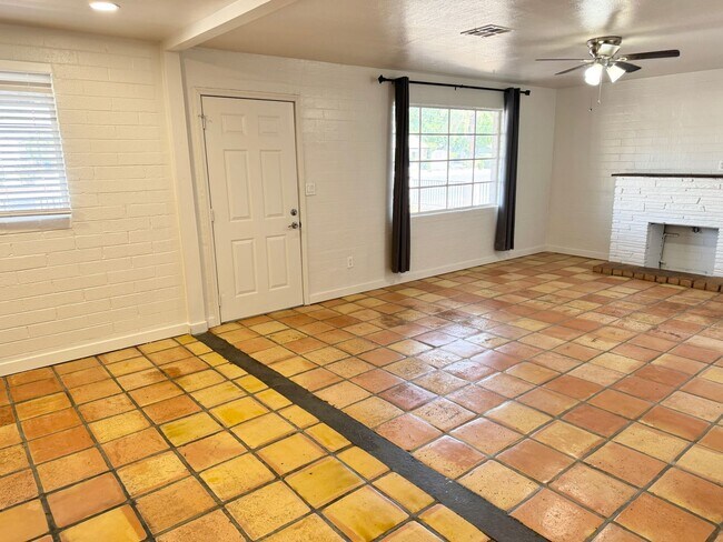 Building Photo - Fantastic 3 Bedroom/2 Bath Single Level Ho...