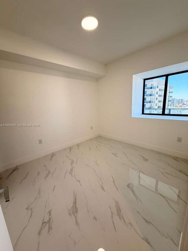 Building Photo - 700 NE 24th St