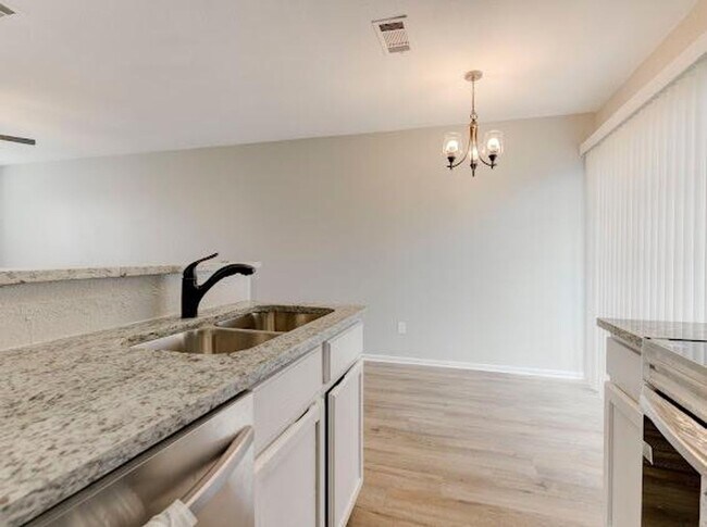 Building Photo - 2BED/ 1.5BATH