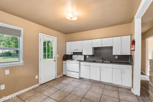 Building Photo - CUTE 3 BEDROOM 1 BATH