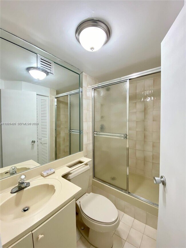 Building Photo - 905 Brickell Bay Dr