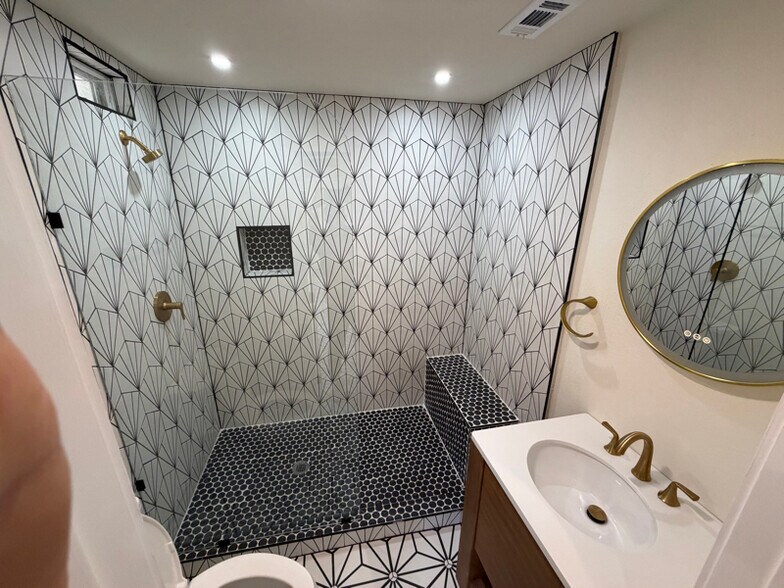 Building Photo - 2010 Parhaven Dr