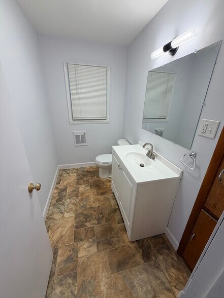 Building Photo - 528 King St