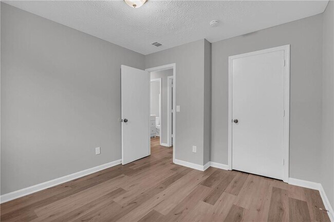 Building Photo - 3368 Lincolndale Ct