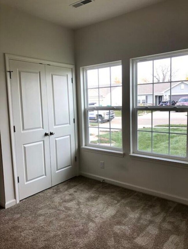 Building Photo - FENCED BACKYARD - 3 Bedroom 2 Bath house plus den/office