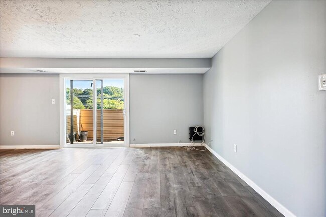Building Photo - 12405 Hickory Tree Way