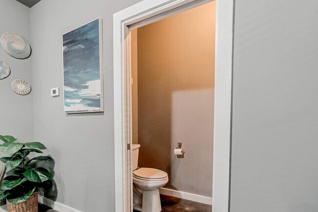 Building Photo - 2002 Rosewood Ave