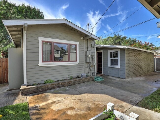 Building Photo - 229 Jacaranda Pl