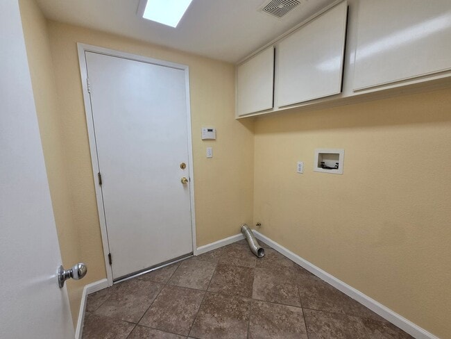 Building Photo - 1602 W Ave H4