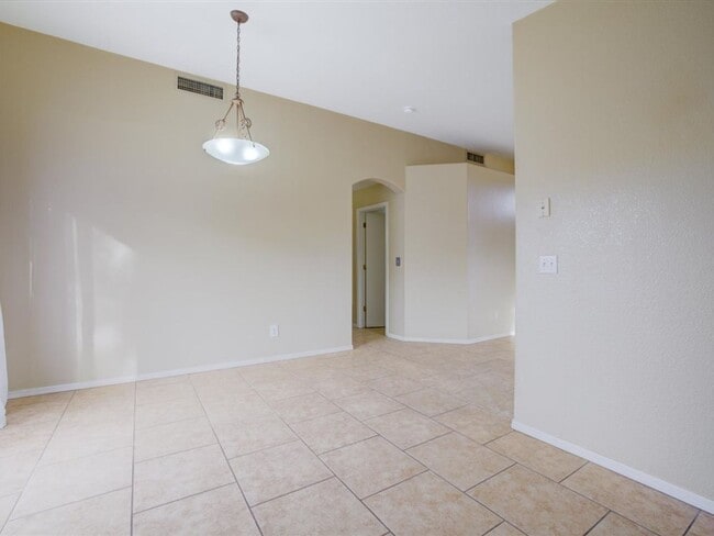 Building Photo - 2 Bedroom 2 Bath Single Story