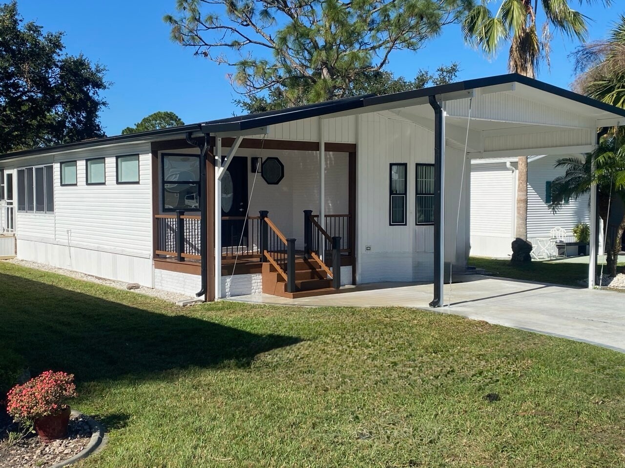 Building Photo - 547 Lake Dr