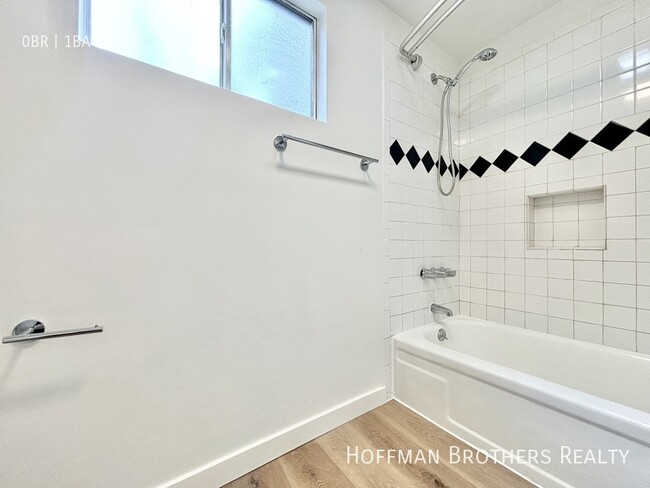 Building Photo - 2448 Beachwood Dr