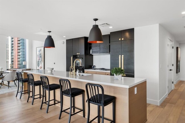 Building Photo - 70 Rainey St