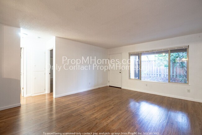 Building Photo - Charming Two Bedroom Unit in North Tabor!