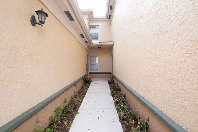 Building Photo - 2400 Centergate Dr