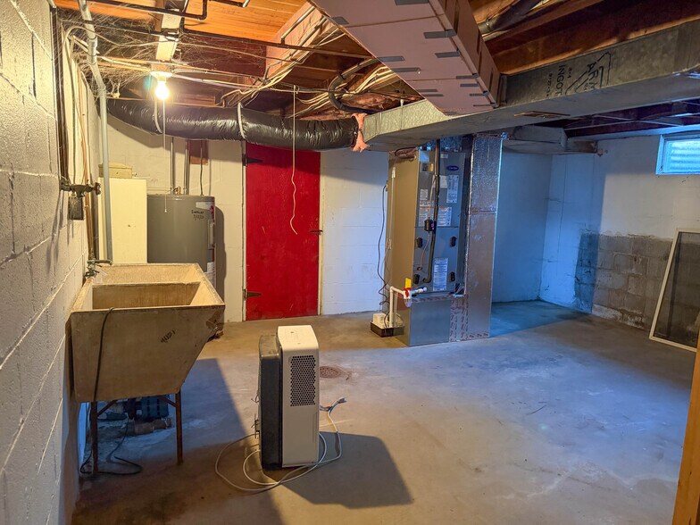 Building Photo - 145 James St
