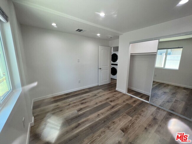 Building Photo - 7718 N Glenoaks Blvd