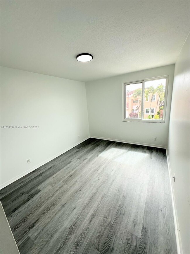 Building Photo - 1845 Vista Way