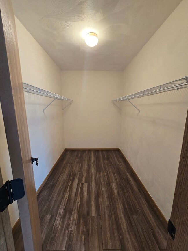 Building Photo - Beautifully Updated 3 Bedroom 2.5 Bathroom Townhouse - Golf Course View!