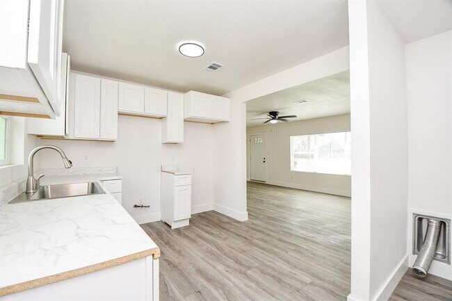 Building Photo - 4223 Elmwood St