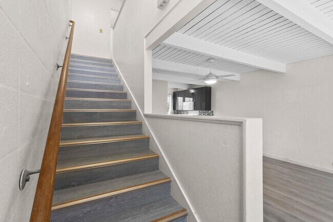 Building Photo - Renovated Tropic Gardens Town House for rent!
