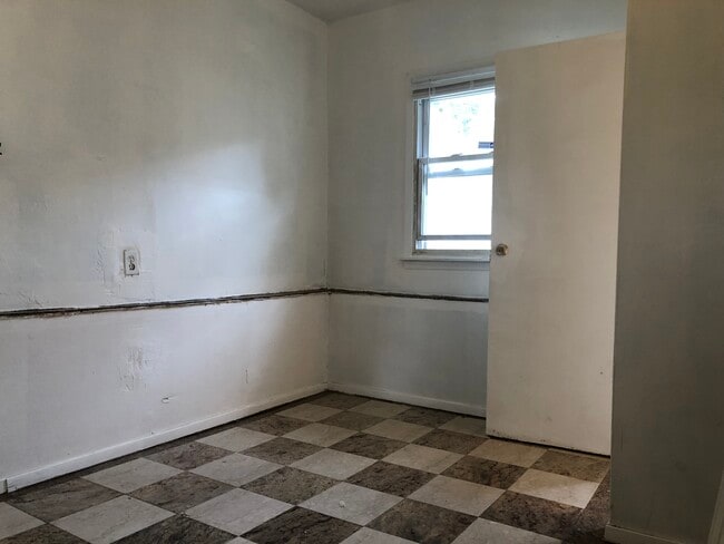 Building Photo - 76 Garden City Ave