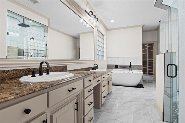 Building Photo - 1925 Manor Way Dr