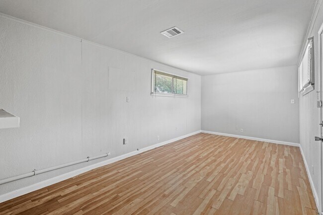 Building Photo - 5830 Glenhurst Dr