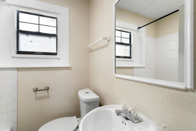 Building Photo - Spacious 3bdrm/1bath Home with large yard ...