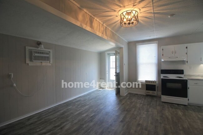 Building Photo - Updated Strawberry Hill Bungalow So much new