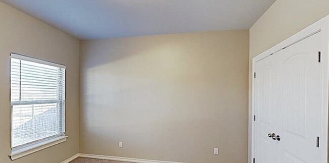 Building Photo - Gorgeous 4 bed, 3 bath