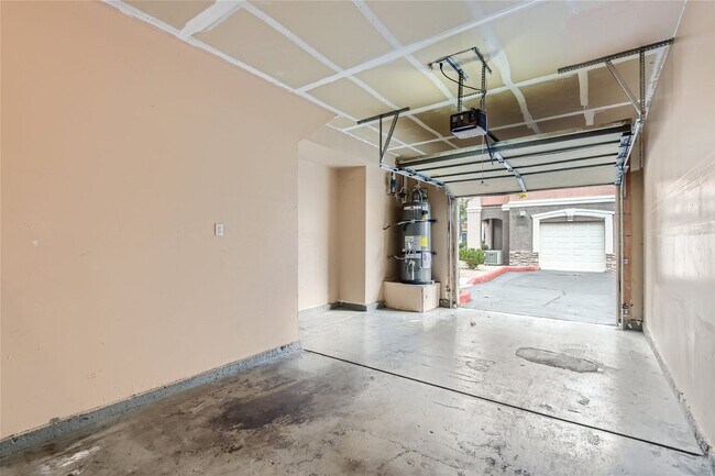 Building Photo - Northwest Condo / 2 Bedrooms / 2 Bath / 1 ...