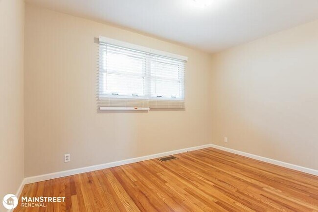 Building Photo - 10401 Trask Dr, Dellwood, MO 63136