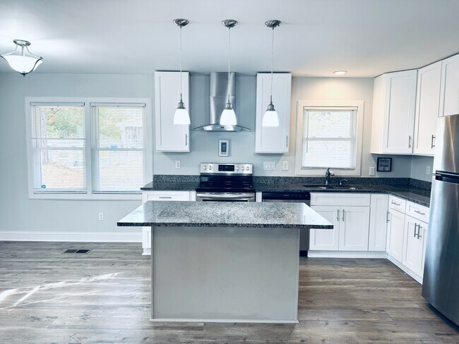 Building Photo - 900 6th St