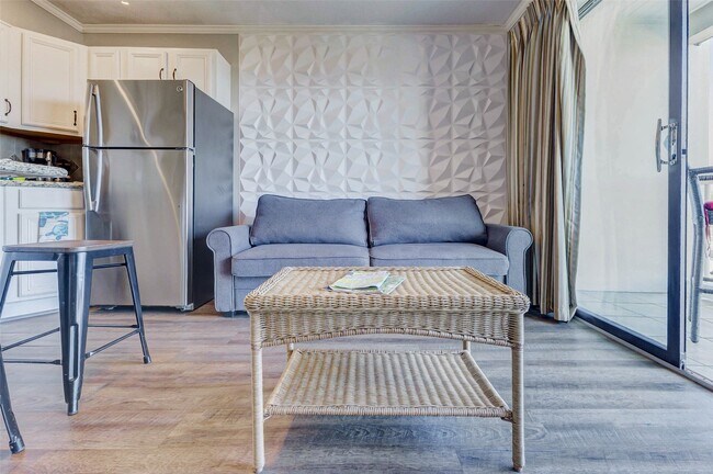 Building Photo - 6102 Seawall Blvd