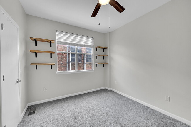Building Photo - $3,225.00 - 2 Beds, 1.5 Bath, Townhouse in...